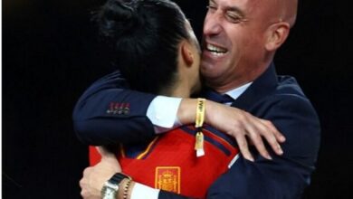 لاعبة المنتخب الإسباني ورئيس الاتحاد المحلي