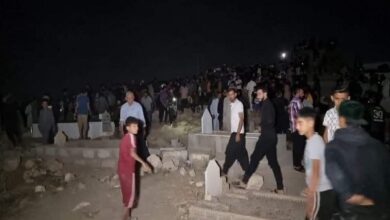 تجمع الأهالي في المقابر