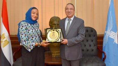 محافظ الإسكندرية يكرم البطلة منال رستم