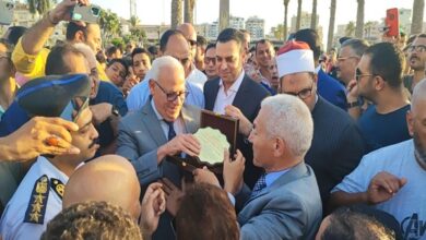 محافظ بورسعيد خلال موكب الطرق الصوفية