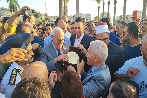 محافظ بورسعيد خلال موكب الطرق الصوفية