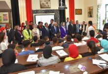 وزير التربية والتعليم ومحافظ الإسكندرية خلال الجولة