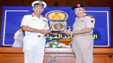 قائد القوات البحرية مع مدير الأكاديمية العسكرية