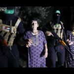 لحظة إطلاق سراح رهينتين إسرائيليتين