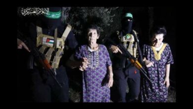 لحظة إطلاق سراح رهينتين إسرائيليتين