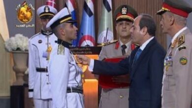 الرئيس السيسي يقلد أوائل الخريجين نوط الواجب