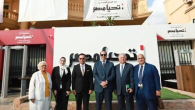 خبراء تعليم مع رئيس الحملة الانتخابية