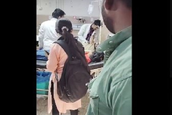 طبيب يعتدي على مريض