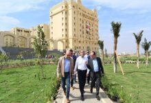 رئيس الوزراء خلال تفقد الحي السكني