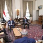وزير الخارجية مع مسؤولين من إريتريا