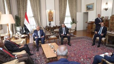 وزير الخارجية مع مسؤولين من إريتريا