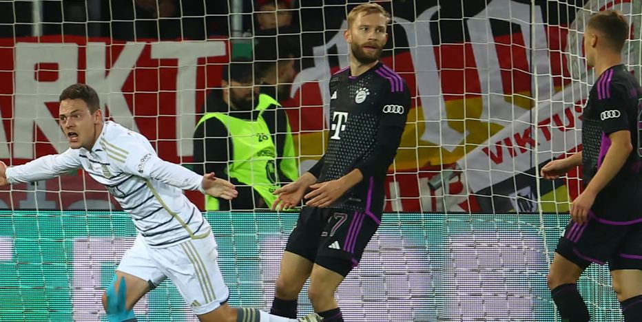 فرحة لاعب ساربروكن بهدف الفوز على البايرن