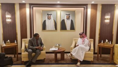 الدكتور إبراهيم الدخيري مع نائب مدير صنوق قطر للتنمية