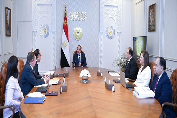 الرئيس السيسي مع المجموعة الوزارية الاقتصادية
