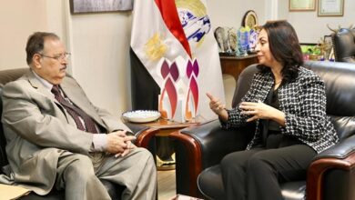 السفير خليل إبراهيم الذوادي مع الدكتورة مايا مرسي