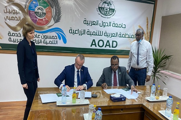 جانب من توقيع الاتفاقية