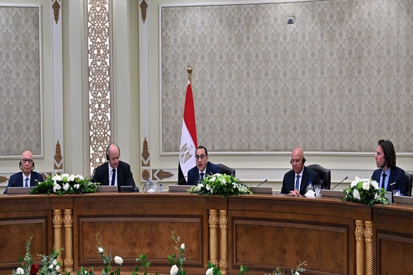 رئيس الوزراء خلال المائدة المستديرة