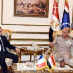 وزير الدفاع مع نظيره الفرنسي