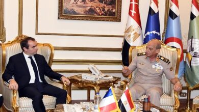 وزير الدفاع مع نظيره الفرنسي