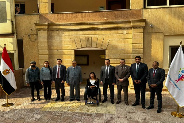 السفير إبراهيم الذوادي مع المسؤولين بالقومي لذوي الإعاقة