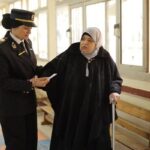 الشرطة النسائية تساعد كبار السن