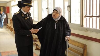 الشرطة النسائية تساعد كبار السن