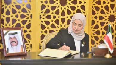 سفيرة البحرين تقدم واجب العزاء في وفاة أمير الكويت