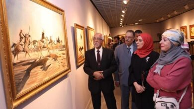 سفيرة البحرين في معرض الفن التشكيلي