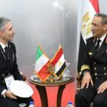قائد القوات البحرية مع أحد المسؤولين الأجانب