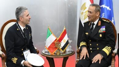 قائد القوات البحرية مع أحد المسؤولين الأجانب