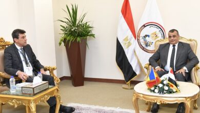 وزير الإنتاج الحربي مع الجانب الأرميني