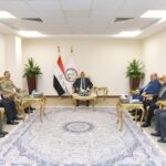 وزير الإنتاج الحربي مع الجانب الباكستاني
