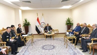 وزير الإنتاج الحربي مع الجانب الكوري الجنوبي