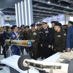 وزير الدفاع خلال تفقد معرض إيديكس