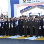 وزير الدفاع مع القائمين على تنظيم معرض إيديكس