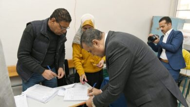وزير الدولة للإنتاج الحربي خلال عملية الاقتراع