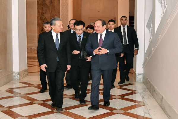 الرئيس السيسي مع وزير الخارجية الصيني