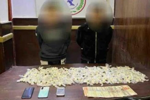 جانب من المتهمين والمضبوطات