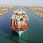 سفينة حاويات تعبر المجرى الملاحي لقناة السويس