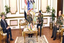 وزير الدفاع مع المبعوث الأمريكي