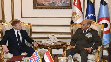 وزير الدفاع ونظيره البريطاني