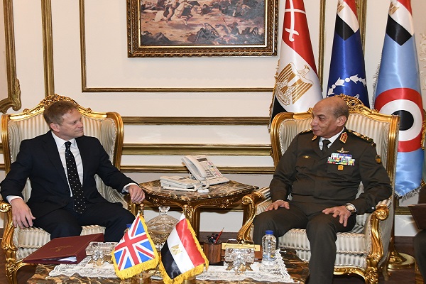 وزير الدفاع ونظيره البريطاني