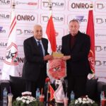 الخطيب يهدي رئيس الزمالك درع وعلم الأهلي