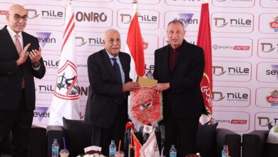 الخطيب يهدي رئيس الزمالك درع وعلم الأهلي