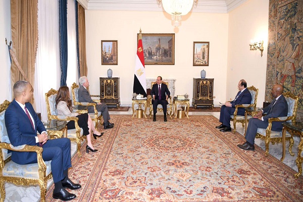 الرئيس السيسي مع رئيس ووفد الاستخبارات الأمريكية