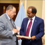السفير خليل الذوادي مع الرئيس الصومالي