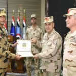 رئيس الأركان يكرم المتميزين