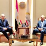 وزير النقل مع سفير المجر