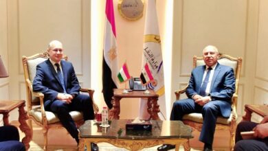 وزير النقل مع سفير المجر