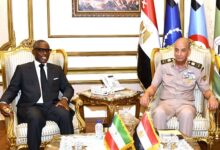 الفريق أول محمد زكي مع نائب غينيا الاستوائية
